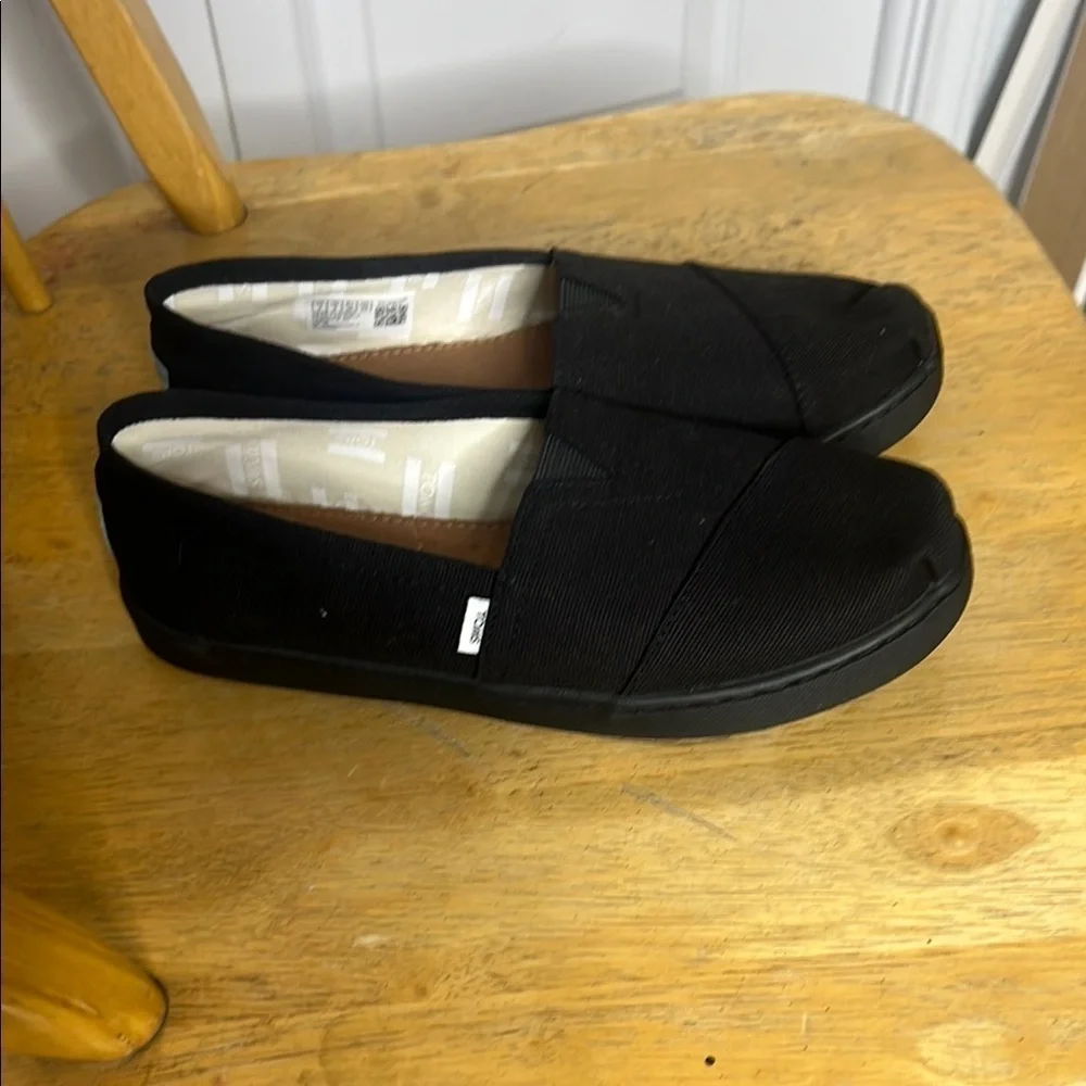 Toms Black Flats Minimalist Slip-On Shoes